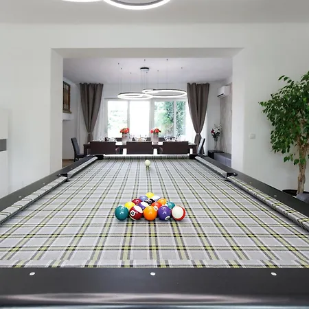 Luxury House With Pool, Garden, Sauna & Ac